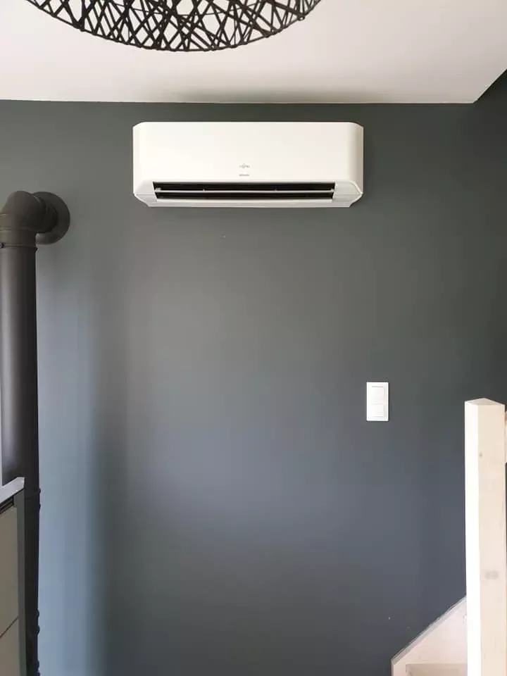 Climatisation murale réversible installée dans un intérieur
