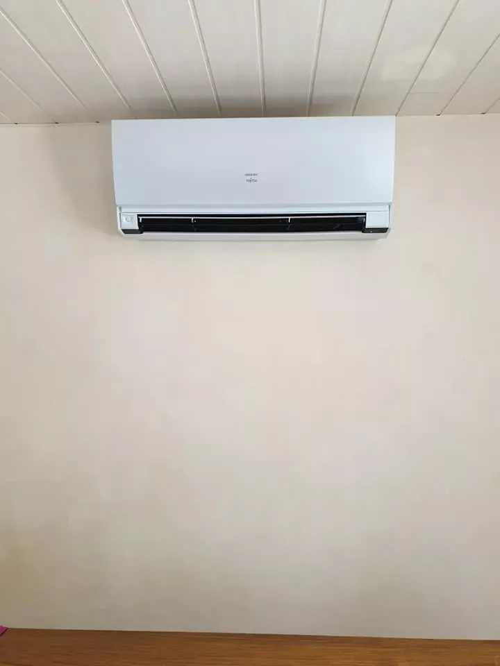 Climatisation murale sous plafond bois